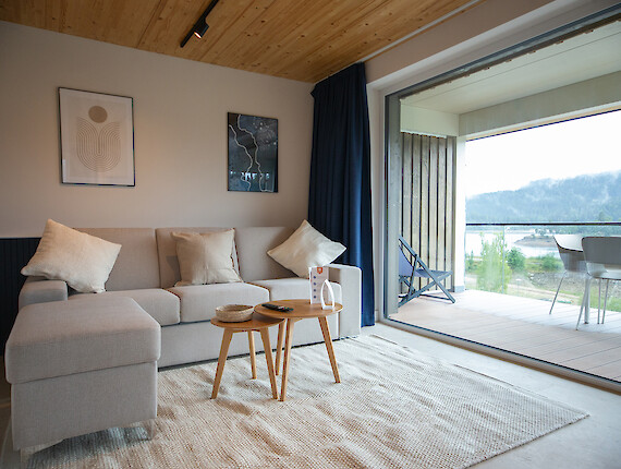 Stuub Schluchsee Wohnbereich Aussicht Balkon Sofa