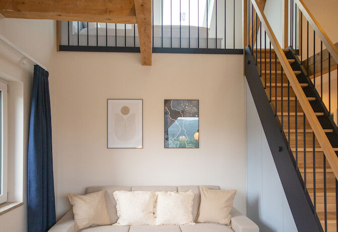 Stuub Schluchsee Maisonette Wohnbereich Wohnzimmer Treppe