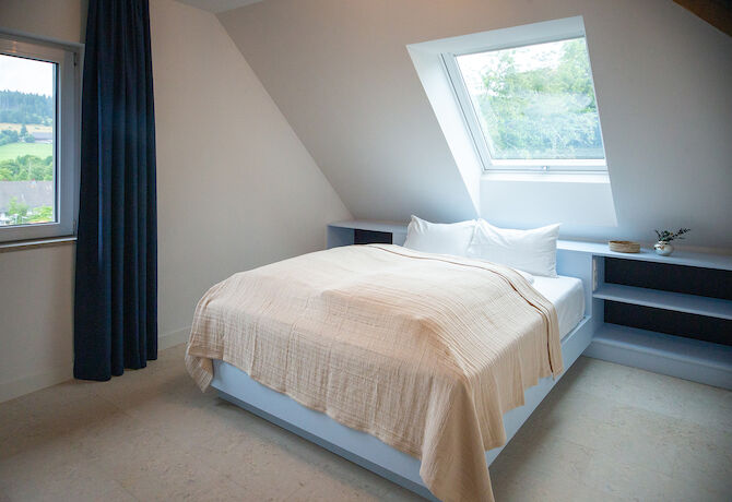 Stuub Schluchsee Apartment Schlafzimmer Bett Dachschraege